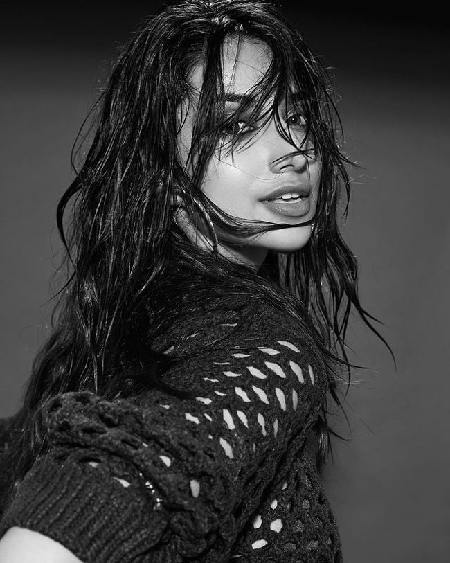 Staggering Poses of Meenakshii Chaudhary In Black Outfit